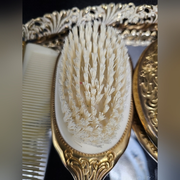 Elegant Gold Vanity Set with Mirror, Brush, and Comb - Picture 3 of 5